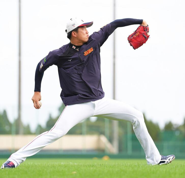 キャッチボールする阪神・才木浩人＝清武総合運動公園（撮影・松永渉平)