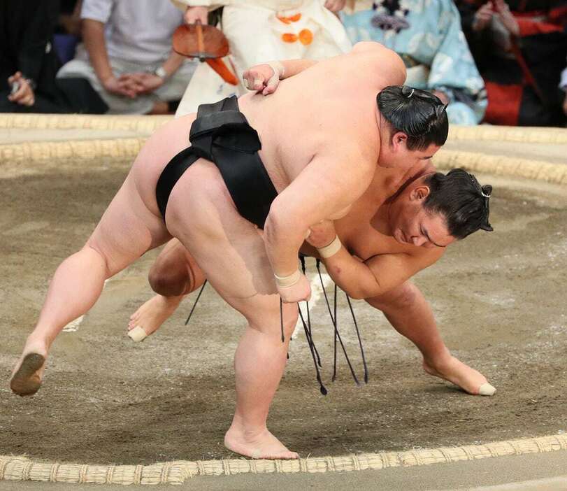 豊昇龍（奥）が正代を寄り切りで下した＝福岡国際センター（渋井君夫撮影）