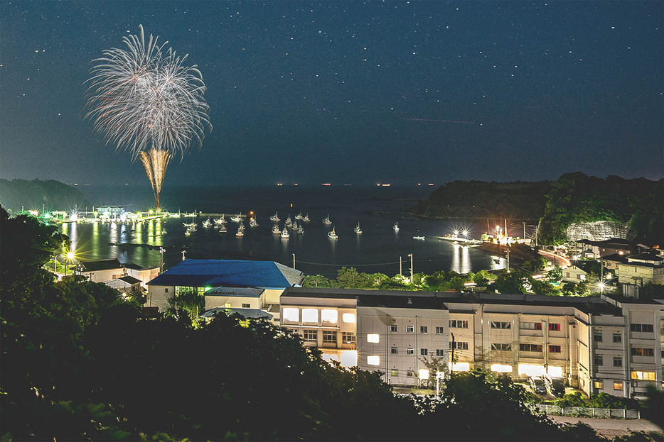 江奈湾での花火打ち上げのイメージ写真。手前が剣崎小学校（閉校実行委員会提供）