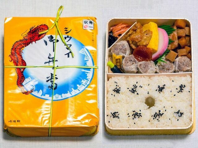 1954年に誕生した、崎陽軒のシウマイ弁当。今や1日平均約3万個を製造している日本一の駅弁（筆者撮影）