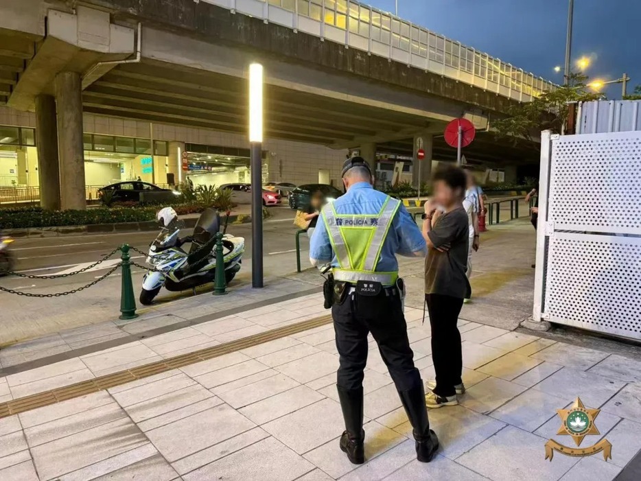 マカオ治安警察局が実施した歩行者の道路横断違反に対する取り締まりの様子＝マカオ半島・青茂イミグレーション付近（写真：マカオ治安警察局）