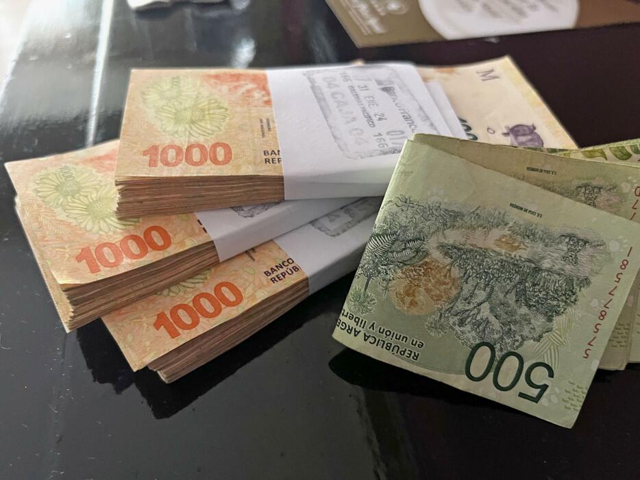 アルゼンチン通貨ペソの札束