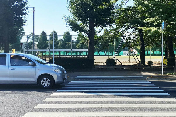 信号のない横断歩道と停車するクルマのイメージ（画像：写真AC）。