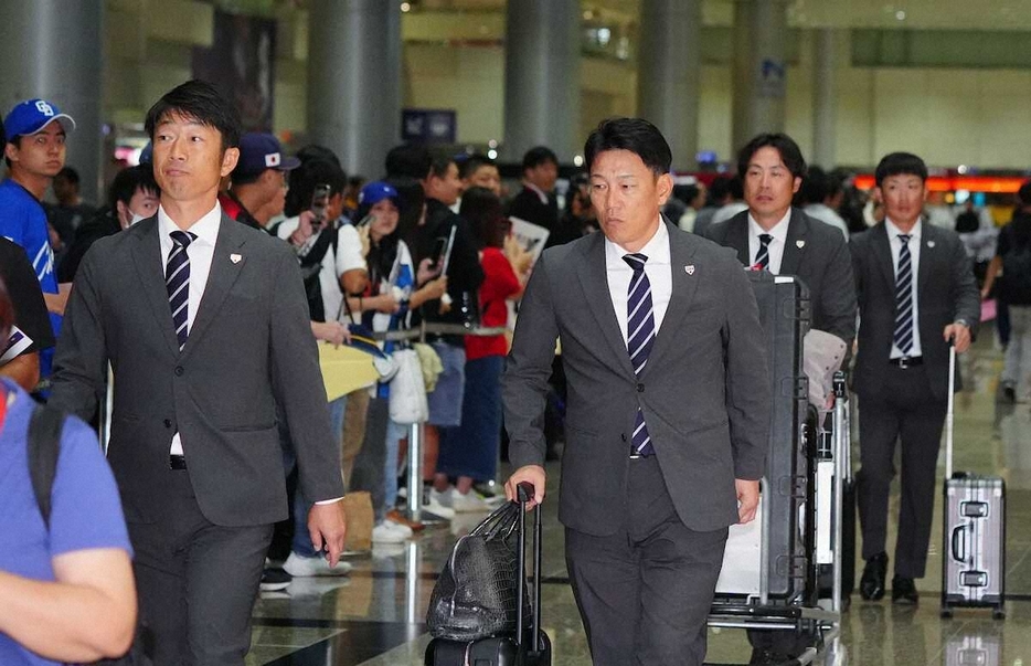 ＜侍ジャパン移動＞台湾桃園国際空港に到着した井端監督（中央）ら侍ジャパンのメンバーたち（撮影・木村　揚輔）