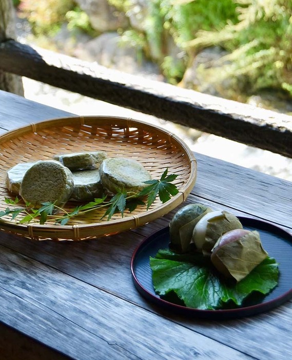 手前が朴葉もち、奥がよもぎきんつば 各130円