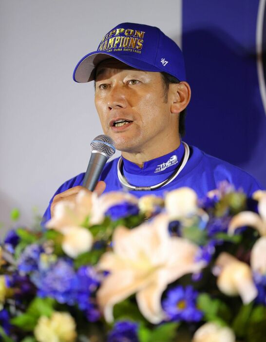 優勝会見する三浦大輔監督（カメラ・岩田　大補）