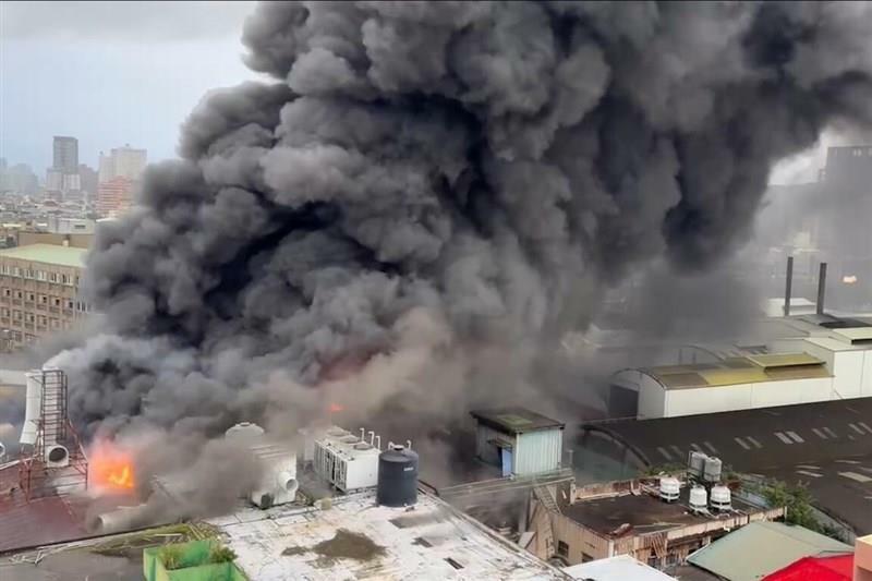 黒煙が上がる桃園市桃園区の工場（桃園市政府消防局提供）