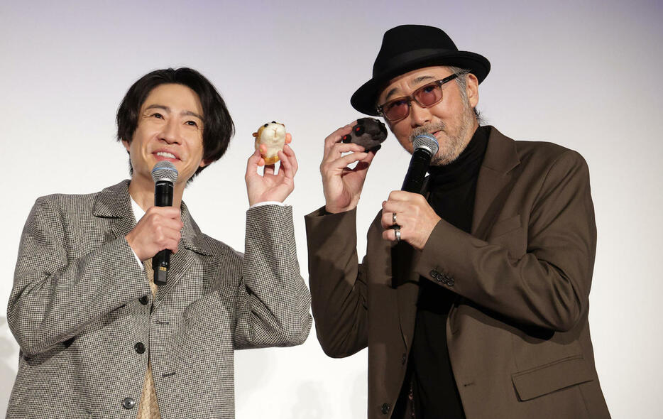 映画「PUI PUI　モルカー　ザ・ムービー　MOLMAX」の完成披露試写会で劇中に登場するキャラクターを手にする相葉雅紀（左）と大塚明夫（撮影・中島郁夫）