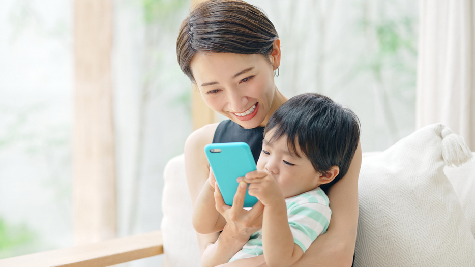 小さな子どもにスマホやタブレットを使わせてもOK？