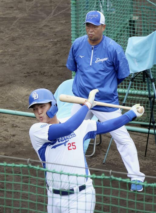 石川昂（手前）を指導する中日の松中打撃担当コーチ＝ナゴヤ球場