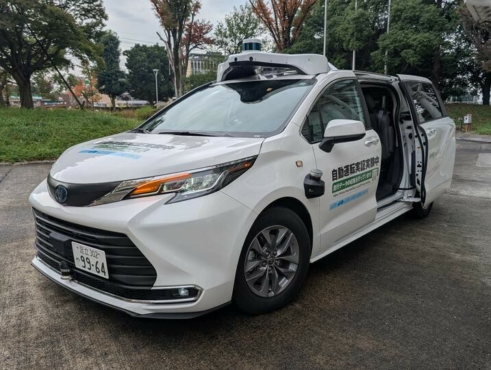 トヨタ自動車のミニバン「シエナ」をベースとして開発した自動運転車両。