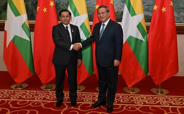 Global New Light of Myanmar(ミャンマーのミン・アウン・フライン総司令官（左）と中国の李強首相（右）)