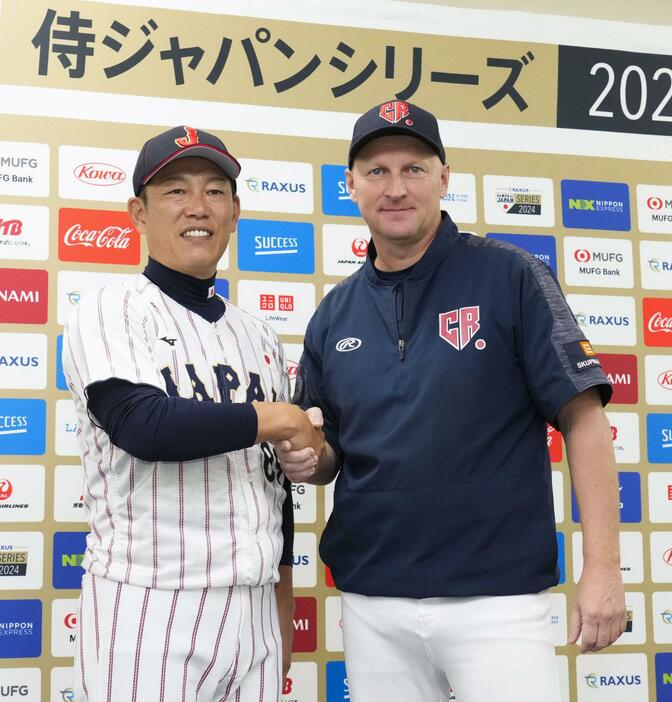 強化試合を前に握手を交わす日本代表の井端監督（左）とチェコ代表のハジム監督＝バンテリンドーム