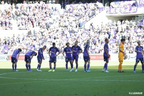 京都戦敗戦後、肩を落とす広島の選手たち　[写真]=J.LEAGUE