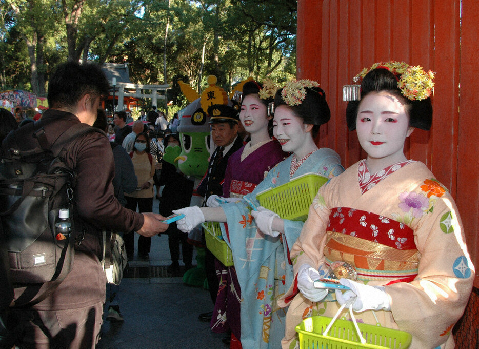 参拝客に火災予防を呼び掛ける舞妓たち＝京都市東山区の八坂神社西楼門で２０２４年１１月９日午後３時４分、鈴木健太郎撮影