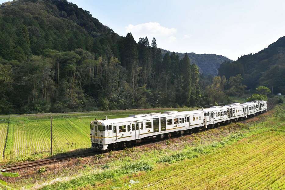 初秋の肥薩路を駆け抜ける観光列車「ふたつ星４０４７」＝２２日午前、霧島市隼人