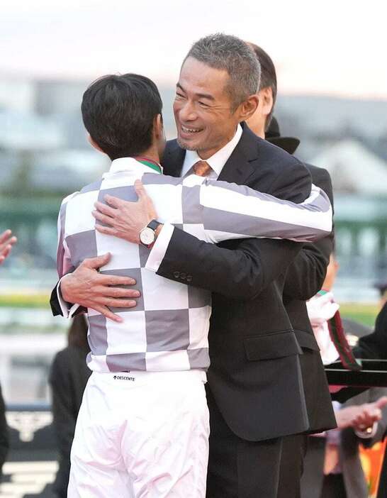 表彰式で勝った武豊騎手と抱き合うイチローさん＝東京競馬場（撮影・今野顕）