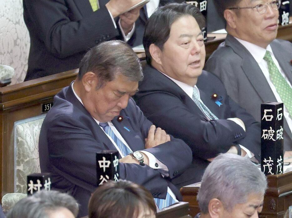 衆院本会議中に居眠り？をする自民党の石破茂首相＝11日午後、衆院本会議場（酒井真大撮影）