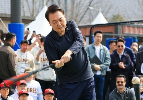 ４月１６日、韓国の尹錫悦（ユン・ソクヨル）大統領がソウル竜山（ヨンサン）こども庭園で開かれたメジャーリーガー参加のこども野球教室でティーボールを打っている。［写真　大統領室写真記者団］