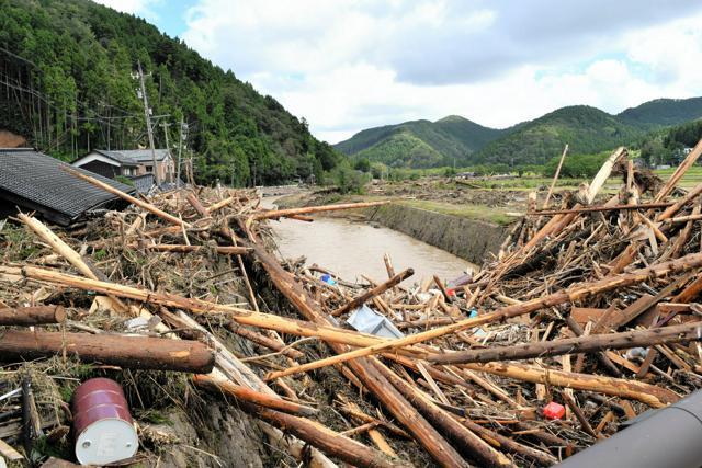 橋に流木が引っかかり、水があふれた鈴屋川=2024年9月23日午前10時56分、石川県輪島市町野町鈴屋、安田琢典撮影