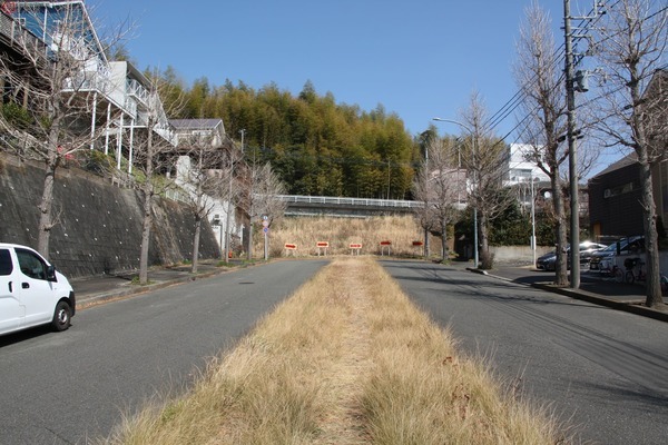 恩田元石川線の行き止まり地点。撮影は2023年だが、現在も状況に進捗はない。横浜市青葉区荏子田2丁目付近（大藤碩哉撮影）。