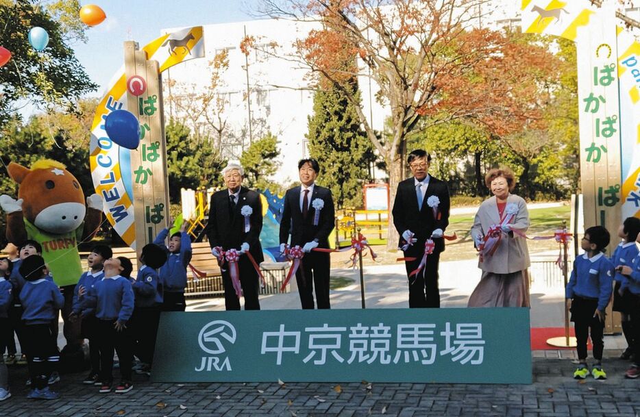 ぱかぱかぱーくのオープンセレモニーでテープカットする名古屋競馬株式会社の加藤慎也社長（右から２人目）、ＪＲＡ中京競馬場の後藤裕一場長（同３人目）