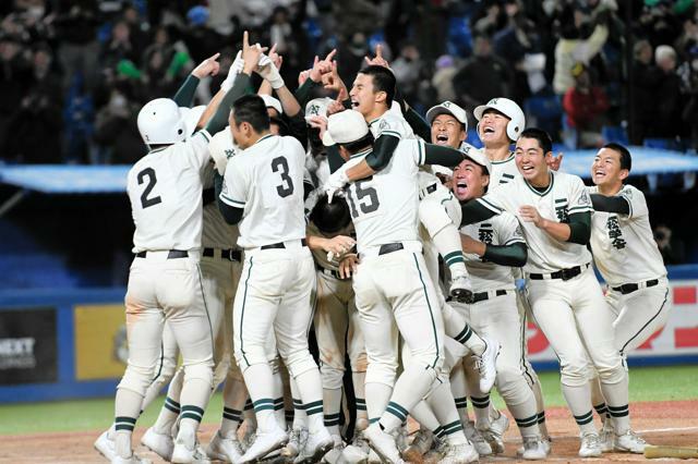 サヨナラで優勝を決め、喜ぶ二松学舎大付の選手たち=2024年11月7日午後7時40分、神宮、野田枝里子撮影