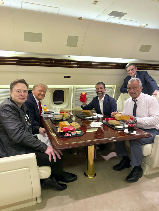 マクドナルドの食事を取る（左から）イーロン・マスク氏、トランプ次期米大統領、同氏の長男ジュニア氏、ロバート・ケネディ・ジュニア氏ら（17日投稿の長男ジュニア氏のXから、共同）