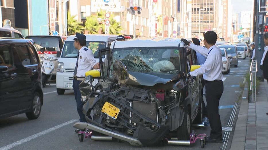 衝突した車（福岡市中央区）