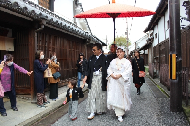 歴史的町並みを歩き祝福に包まれた花嫁行列=17日、五條市五條1の五條「新町通り」