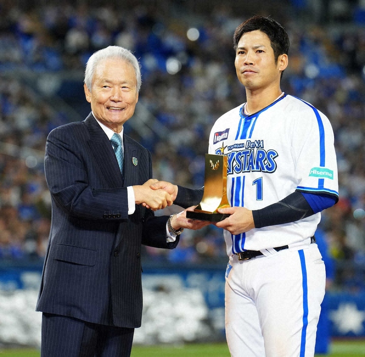 ＜D・ソ＞NPB・榊原コミッショナー（左）から表彰される桑原（撮影・島崎忠彦）