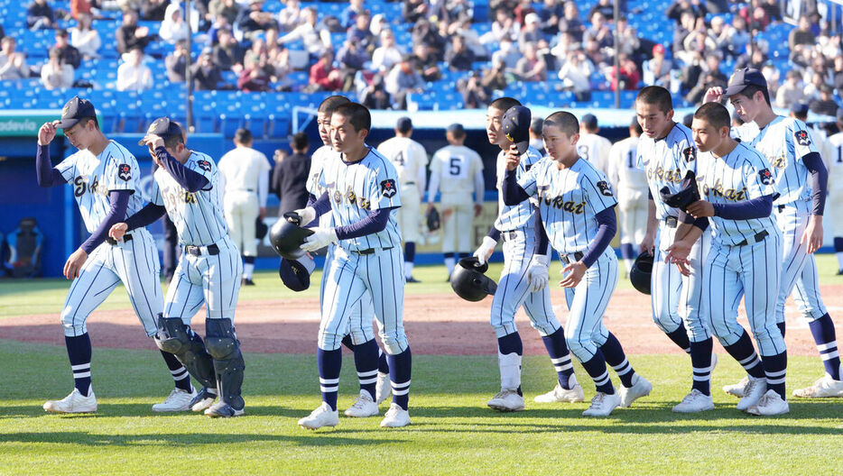 試合に敗れ引き揚げる東海大札幌ナイン（カメラ・岡野　将大）