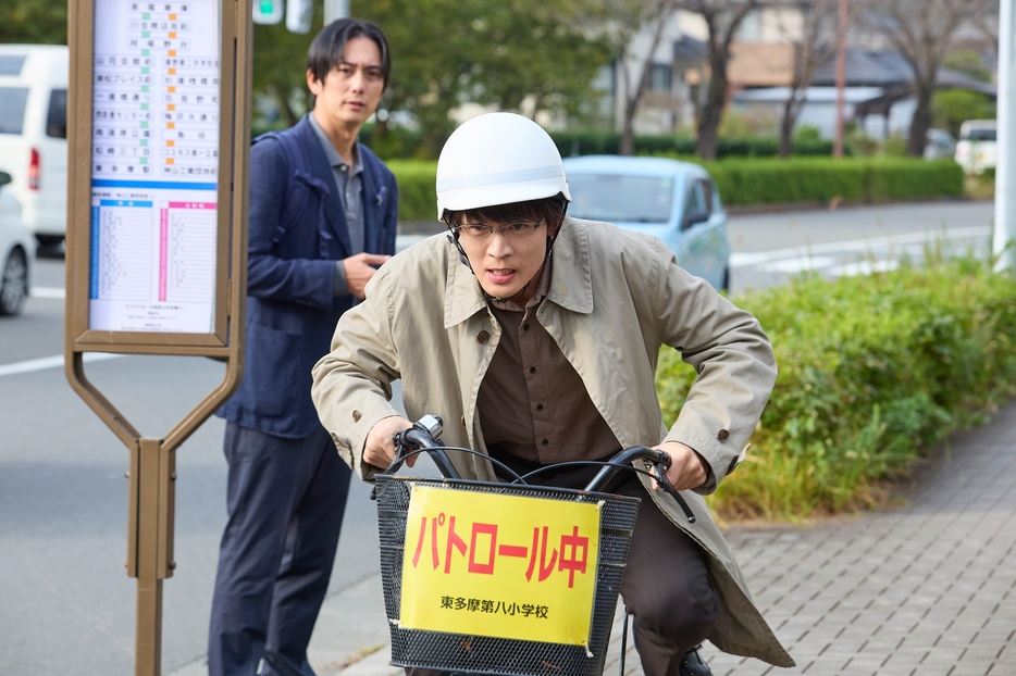 自転車でバスを追う牧野（松下洸平）