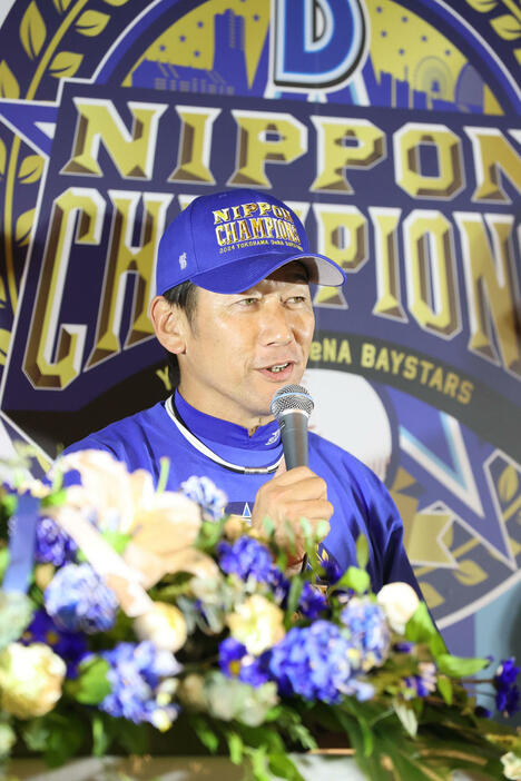 DeNA対ソフトバンク　優勝会見で喜びを語る三浦監督（撮影・梅根麻紀）