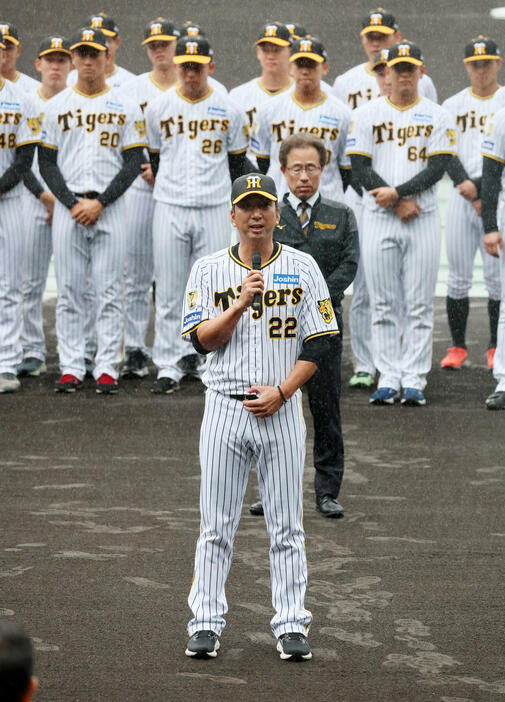 秋季キャンプ開催セレモニーであいさつする藤川監督（撮影・加藤哉）