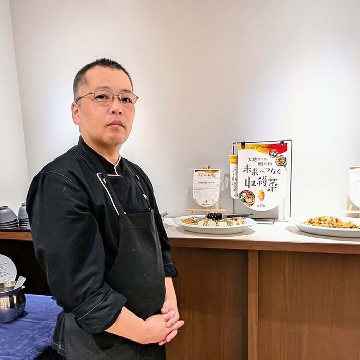 人気の朝食ビュッフェの指揮を執る料理長大倉功さん