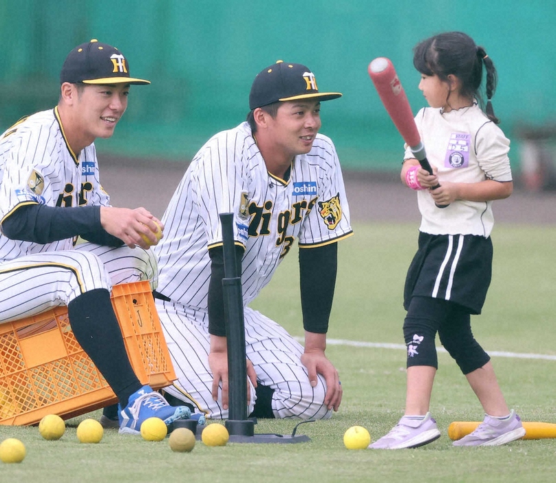 ＜阪神秋季キャンプ＞　野球教室で子どもたちと交流する豊田（左）と井上（撮影・大森　寛明）