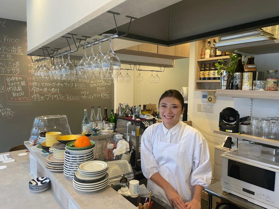 オープンキッチンに立つ店主の佐藤さん