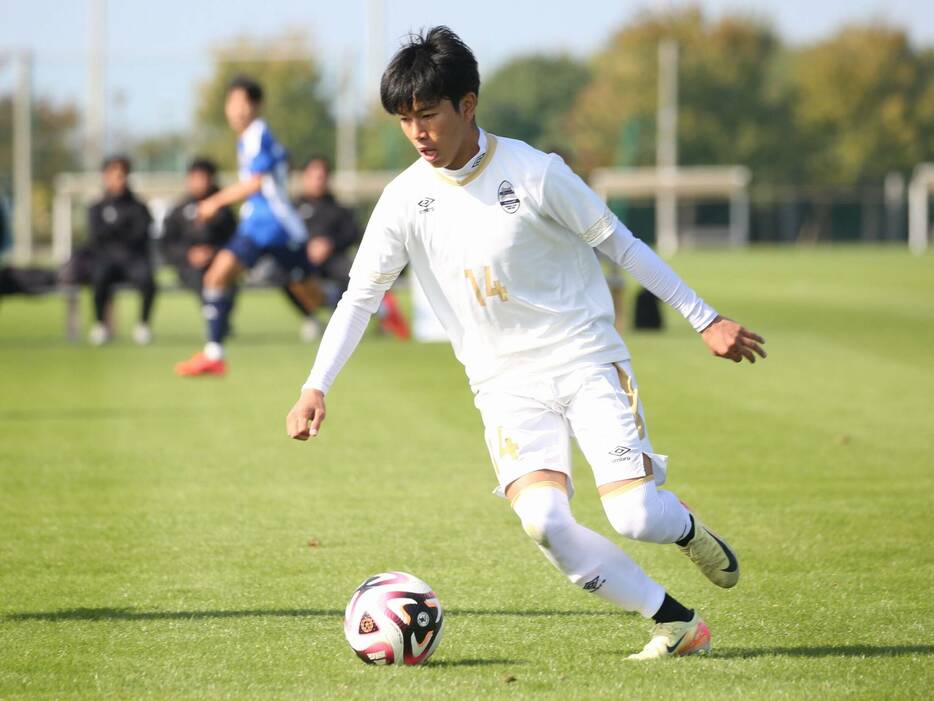 阪南大高MF伊藤成康(2年=大阪市ジュネッスFC出身)はU-16日本代表候補戦で2ゴール2アシストの活躍(Taro YOSHIDA)