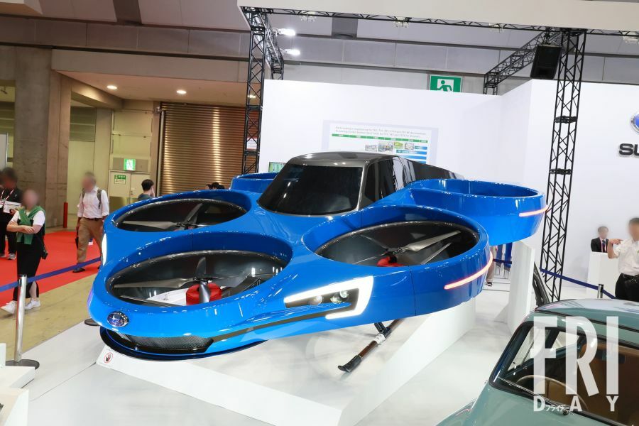 SUBARUのブースには「空飛ぶ車」のデモ機も展示された