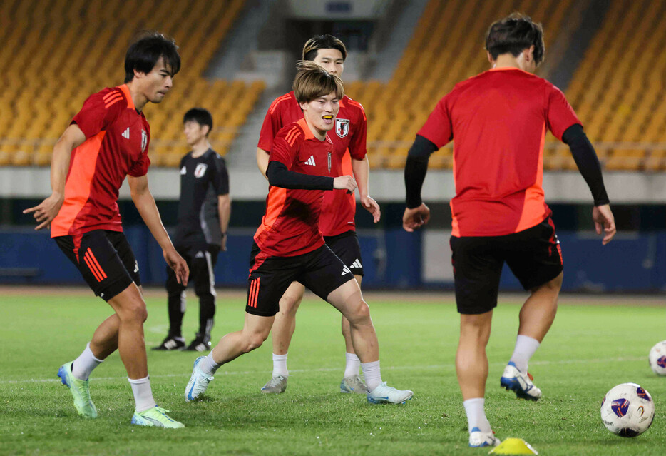 サッカー日本代表は１７日、２０２６年ワールドカップ（Ｗ杯）アジア最終予選のＣ組第６戦の中国戦（１９日）に向けて中国のアモイで調整を開始した。写真は調整する古橋（中央）ら。