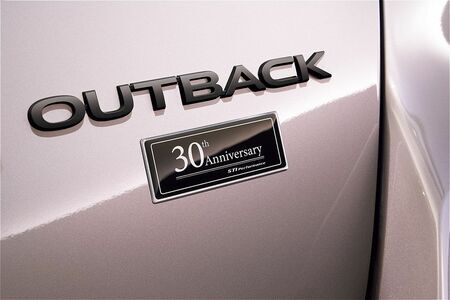 レガシィ アウトバック特別仕様車「30th Anniversary」のエンブレム（写真：SUBARU）