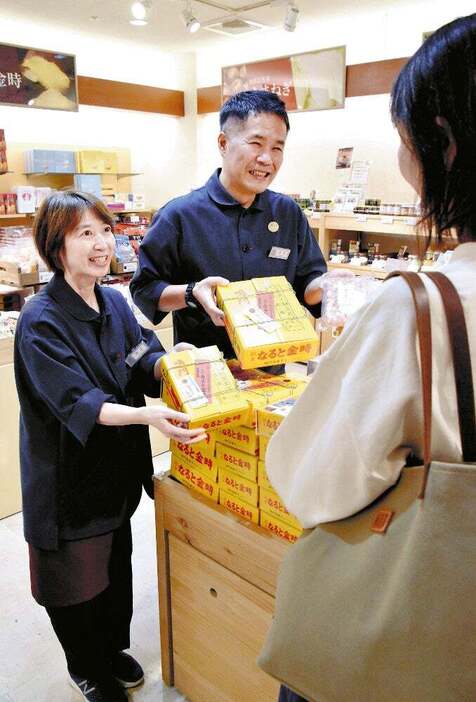 徳島県鳴門市のホテルで働く北海道在住の国広誠さん（右）と祐香さん