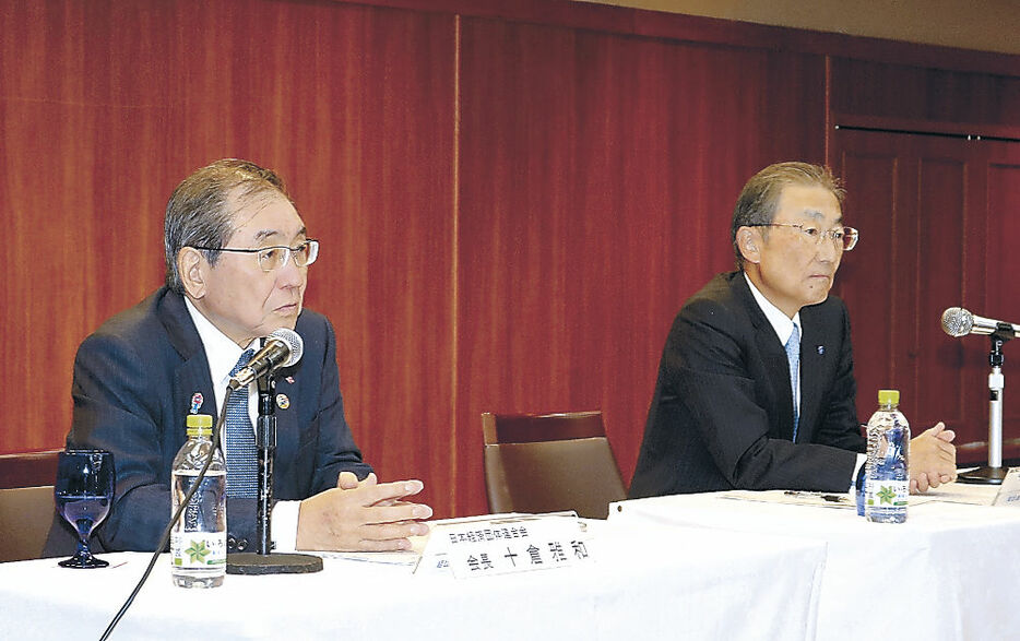 懇談会後に会見する十倉会長（左）と金井会長＝七尾市内の旅館