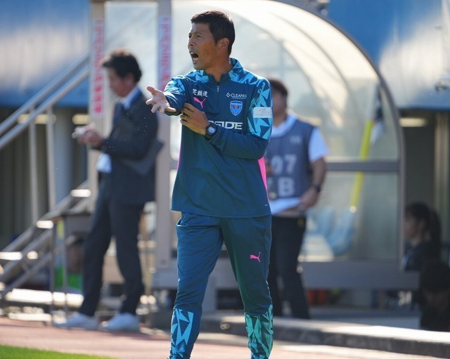 横浜FCを率いる四方田監督。写真：田中研治（サッカーダイジェスト写真部）