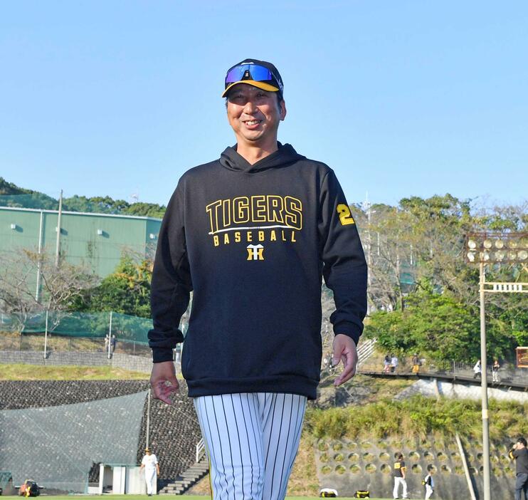 　練習を終え、引き揚げる藤川監督（撮影・中田匡峻）