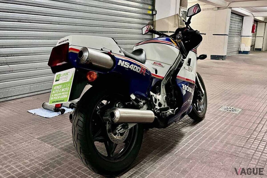 イタリア・ローマから出品されたロスマンズカラーの1987年式ホンダ「NS400R」。走行距離2万5300kmと低走行の極上モデルだ