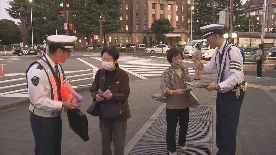 交通安全を呼びかける警察官 名古屋市中区 11月12日午後5時過ぎ