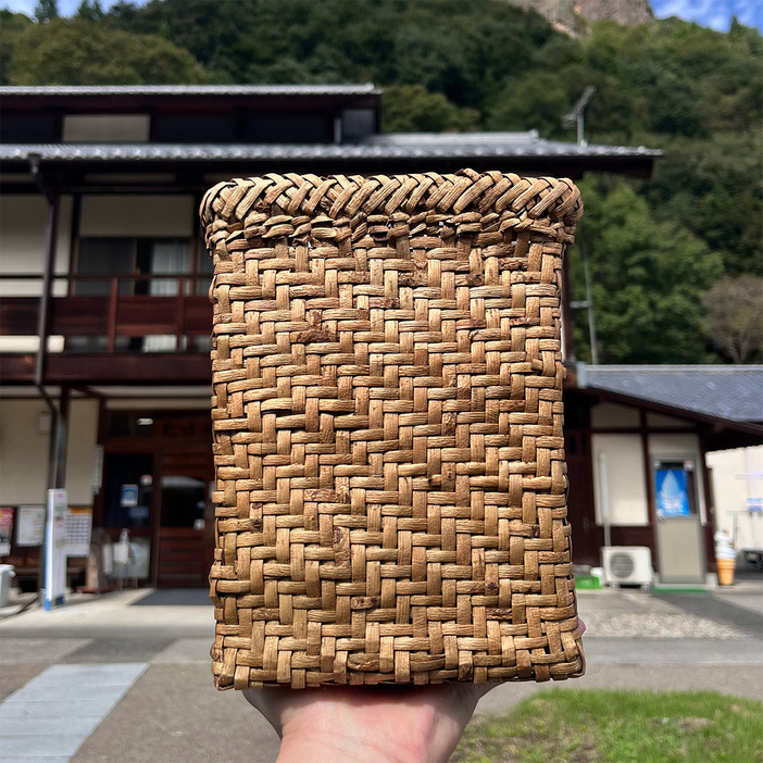 中之条にある道の駅「霊山たけやま」で手に入れたクルミの樹皮のカゴ