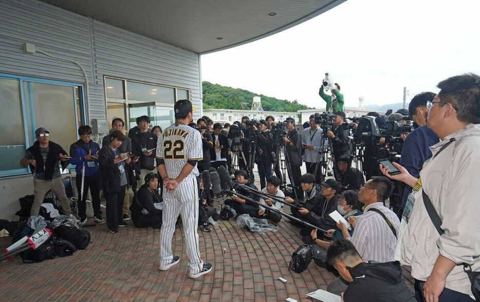 取材に応じる阪神・藤川球児監督＝安芸市営球場（撮影・甘利慈）